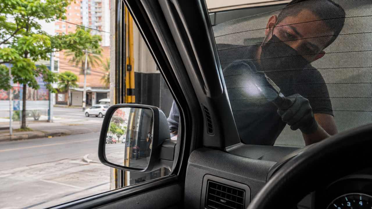 Vista desde el interior de un vehículo a través de una ventana con película microperforada